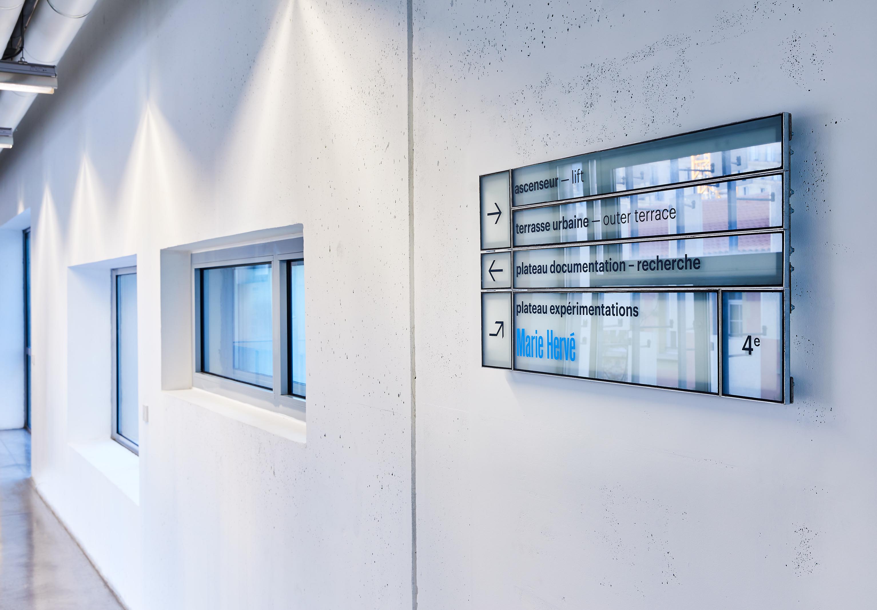 Panneau de verre de signalétique