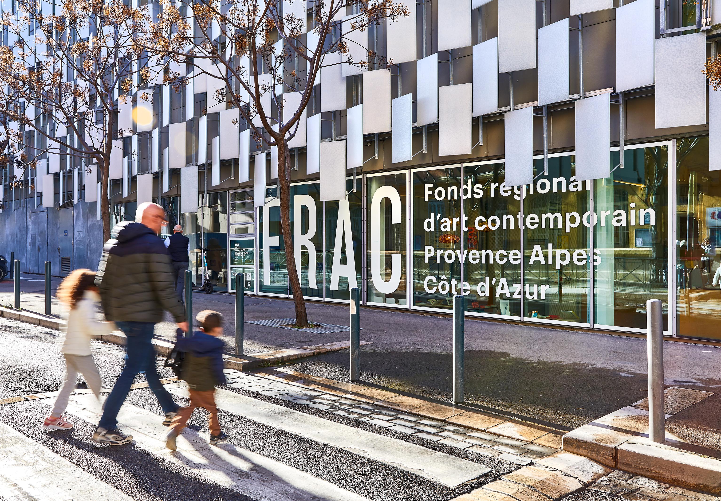 Signalétique extérieure, adhésif blanc sur vitres