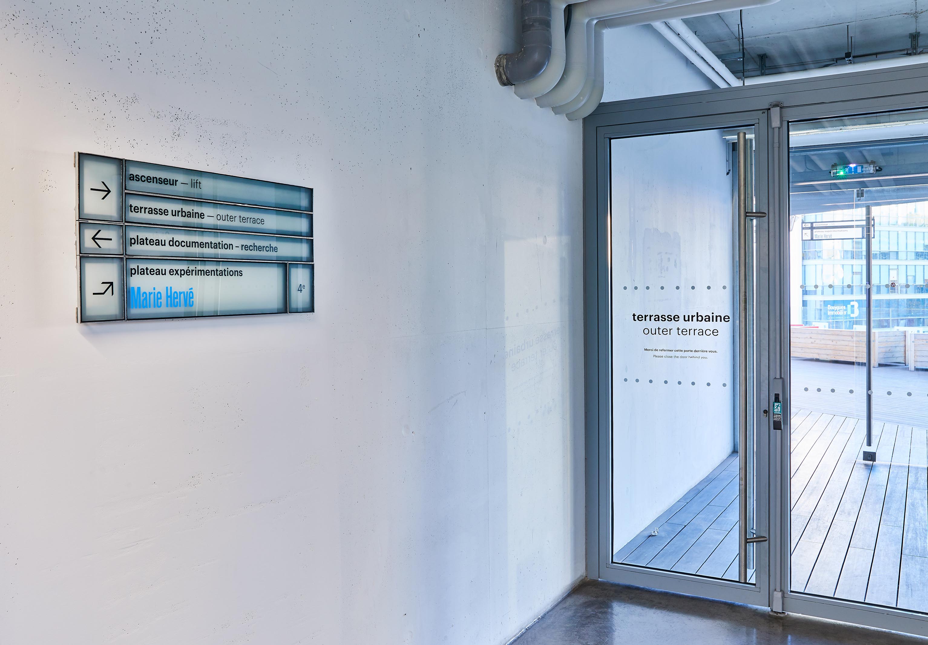 Panneau de verre de signalétique