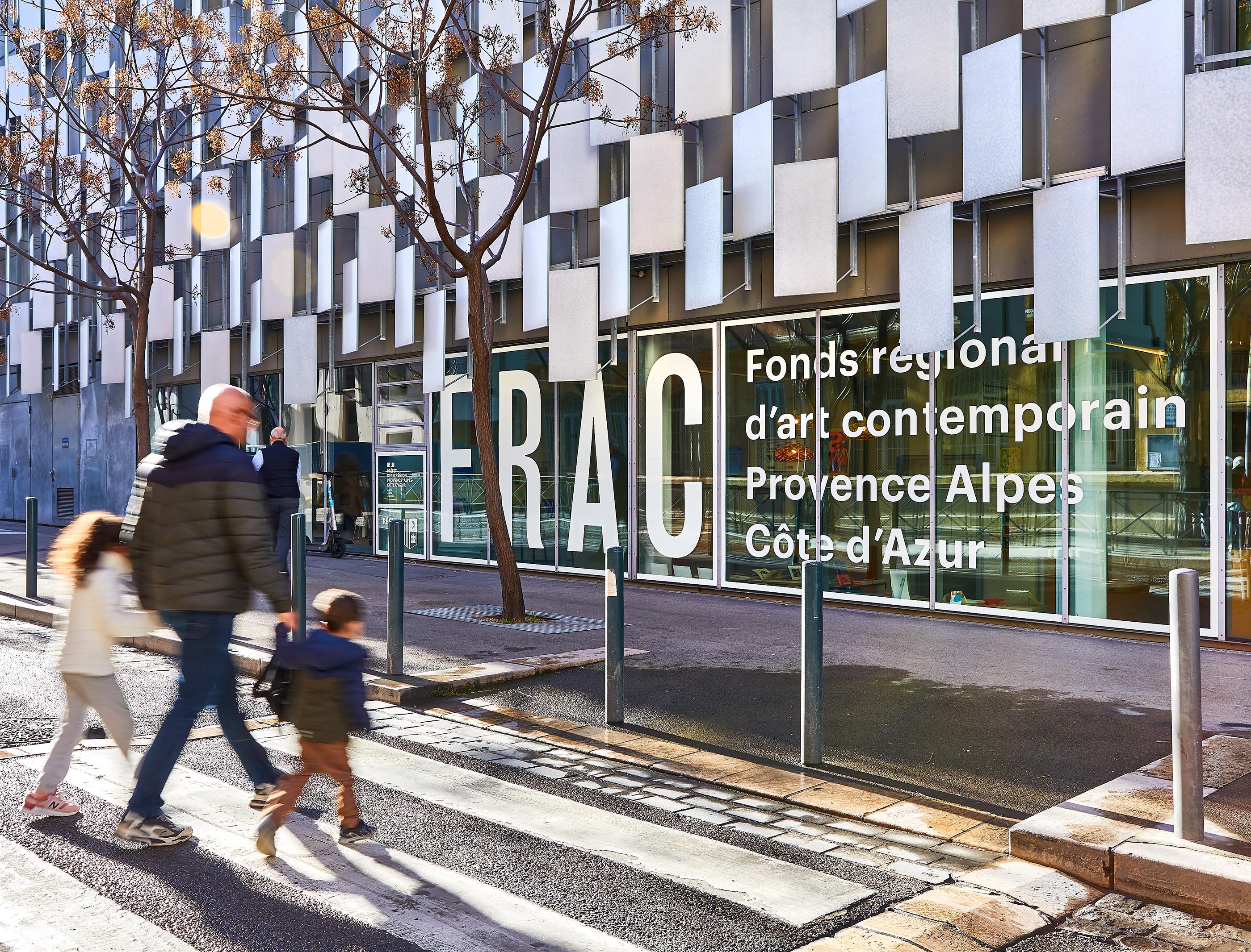 Signalétique extérieure, adhésif blanc sur vitres